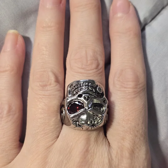Silver Skull Ring with Red Gemstone - Picture 4 of 4